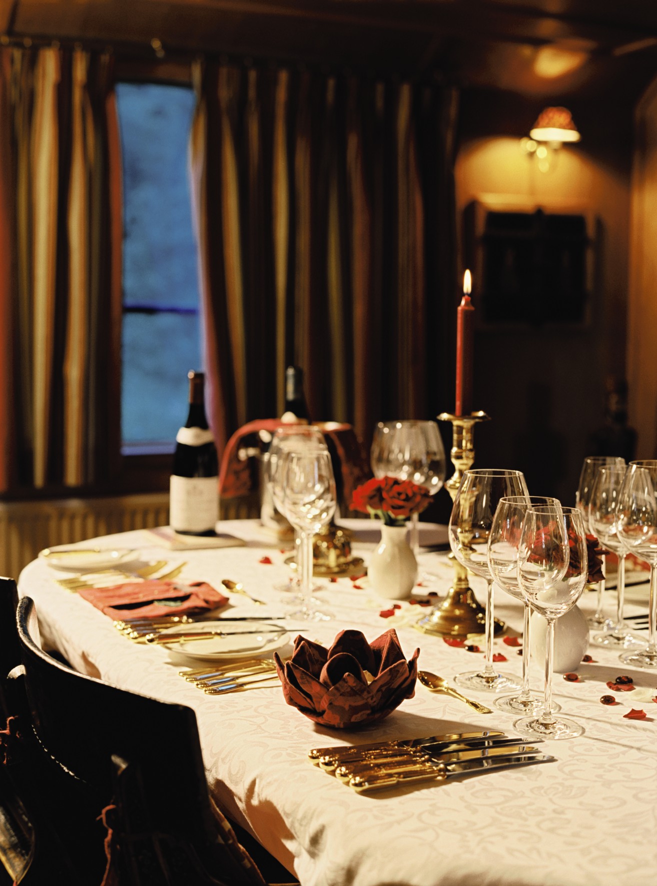 Belmond River Cruises Belmond Fleur de Lys Interior Restaurant.jpg